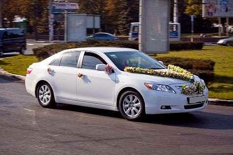 Авто на свадьбу белая Тойота Камри в Симферополе - картинка