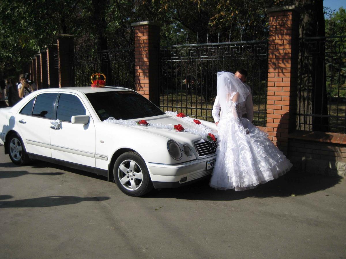 Свадебная машина - белый Мерседес с украшениями - Фото