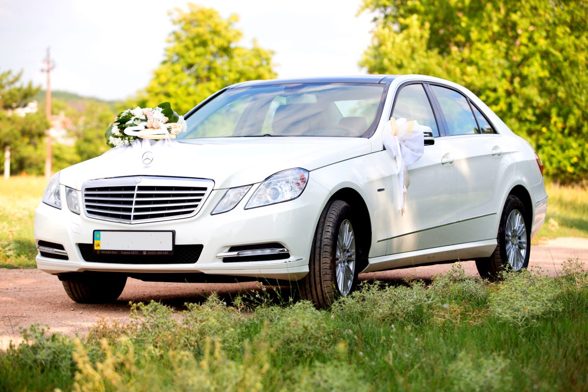 Машина на свадьбу белый Мерседес W212 - авто на свадьбу - фото