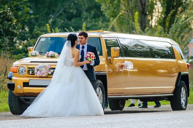Лимузин на свадьбу - золотая Тойота FJ-Cruiser с украшениями - фото