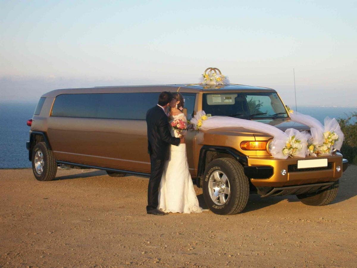 Лимузин на свадьбу - золотой лимузин Тойота FJ-Cruiser - картинка