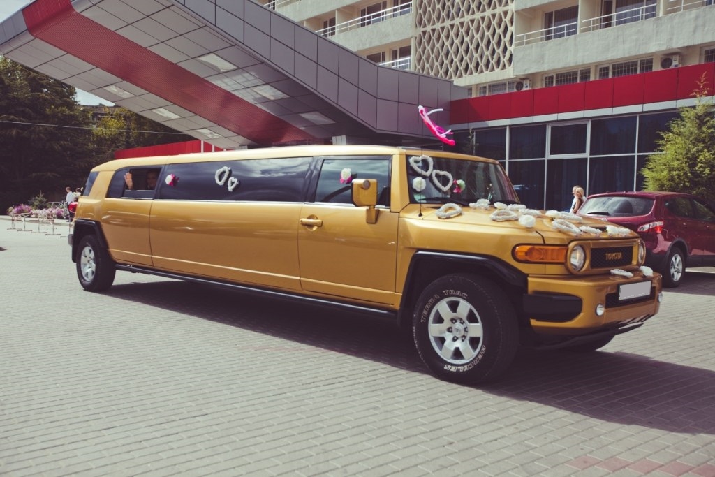 Лимузин в Симферополе - золотой Тойота FJ - фото